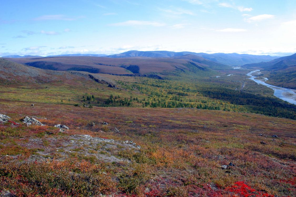 Campo de Hierba Verde Cerca de la Montaña Bajo un Cielo Azul Durante el Día. Wallpaper in 3072x2048 Resolution