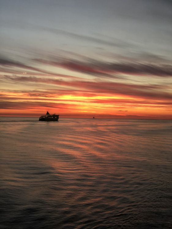 Horizont, Wasser, Sonnenuntergang, Gewässer, Sonne. Wallpaper in 1536x2048 Resolution