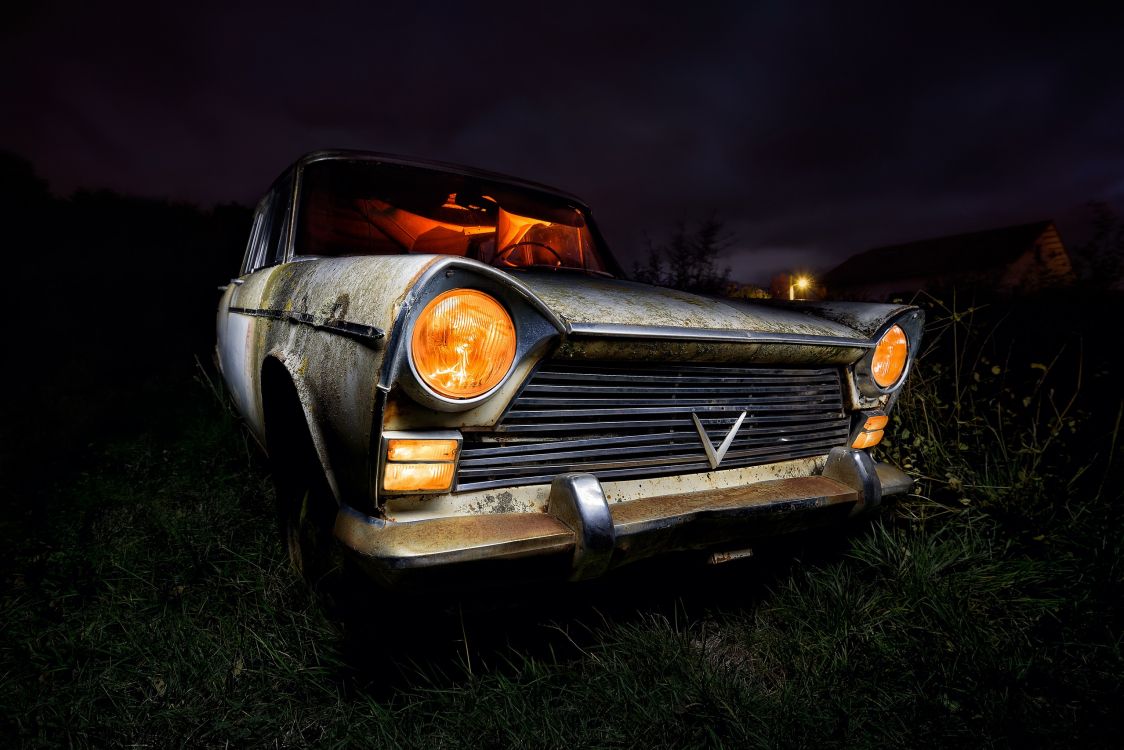 Voiture Noire et Brune Sur le Terrain D'herbe Verte. Wallpaper in 2560x1707 Resolution