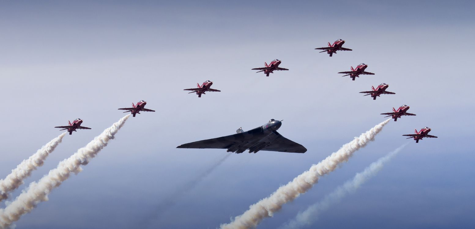 Cuatro Aviones de Combate en el Aire.. Wallpaper in 4955x2392 Resolution