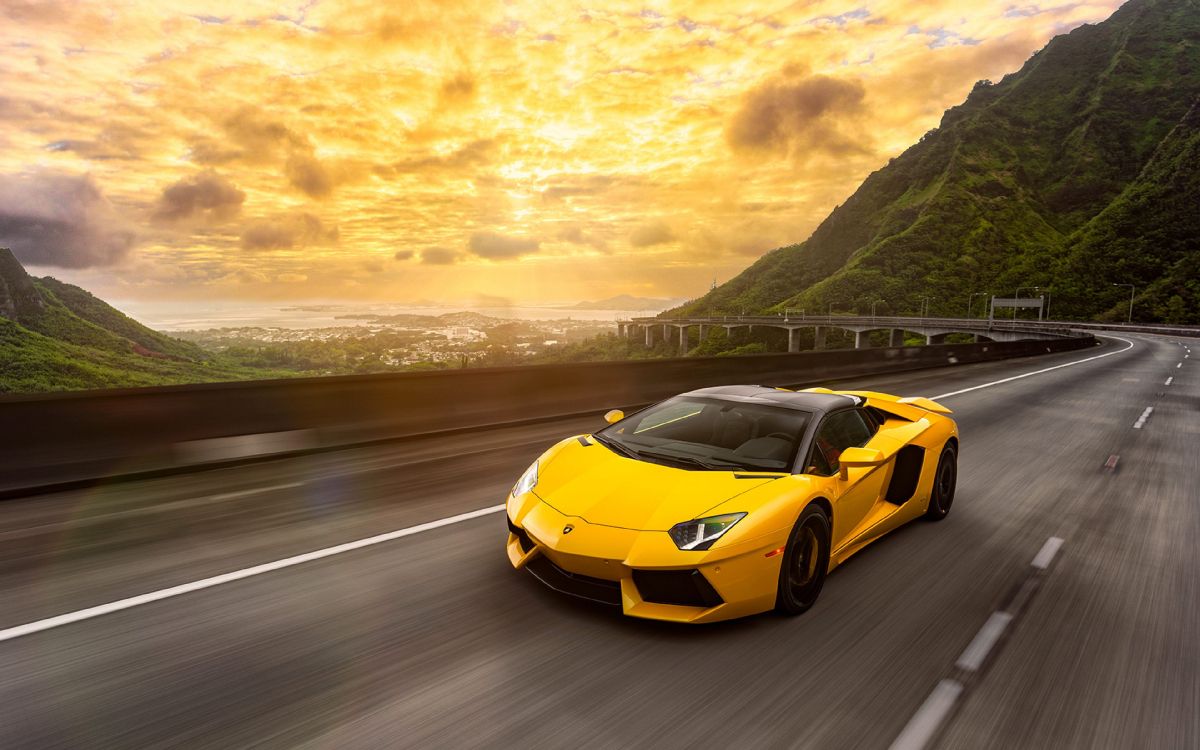 Lamborghini Aventador Jaune Sur Route Pendant la Journée. Wallpaper in 3840x2400 Resolution