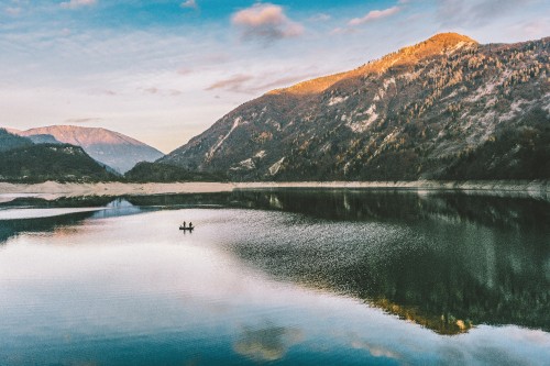 Image lake in the middle of green mountains during daytime