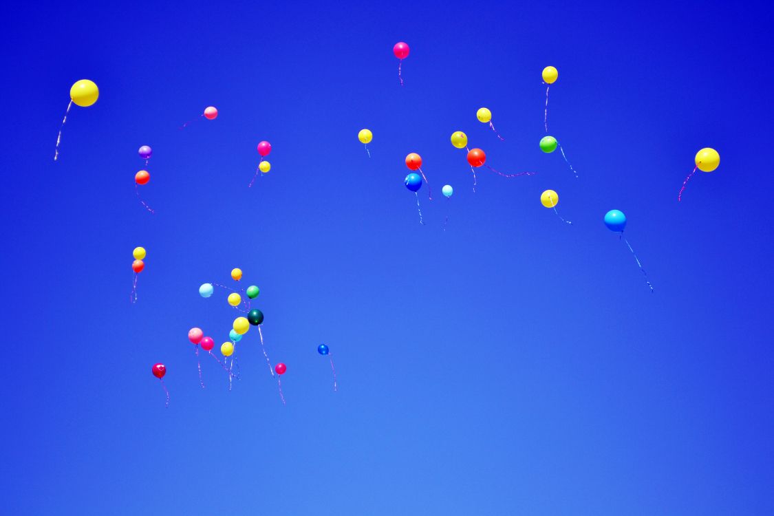 Ballons Rouges Bleus et Jaunes Dans le Ciel. Wallpaper in 4608x3072 Resolution