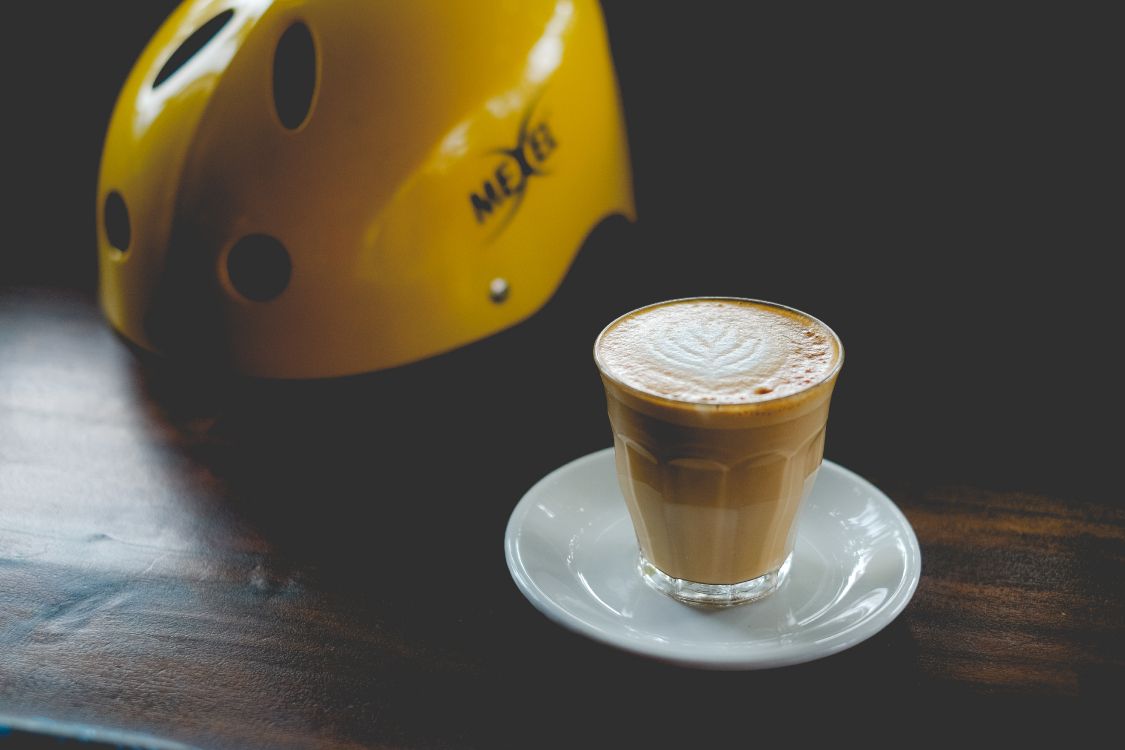 Tasse en Céramique Jaune Sur Soucoupe en Céramique Blanche. Wallpaper in 4896x3264 Resolution