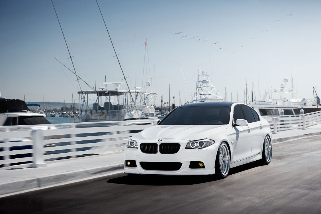 Bmw m 3 Blanc Sur Route Pendant la Journée. Wallpaper in 4256x2832 Resolution