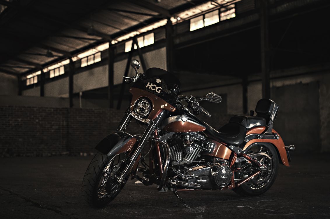 Motocicleta Cruiser Negra y Plateada. Wallpaper in 4928x3264 Resolution