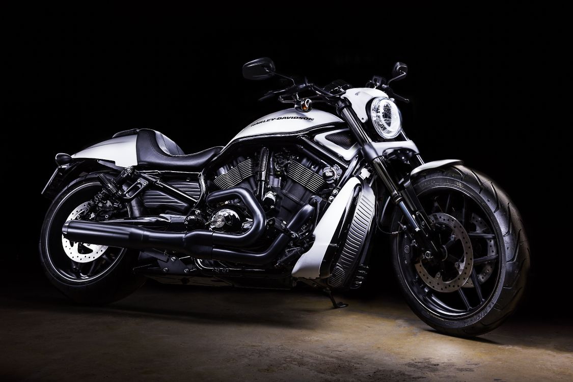 Black and Silver Cruiser Motorcycle. Wallpaper in 5472x3648 Resolution