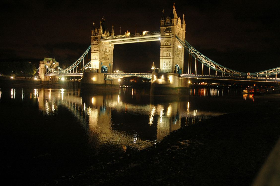 Puente Blanco Sobre el Río Durante la Noche. Wallpaper in 3008x2000 Resolution