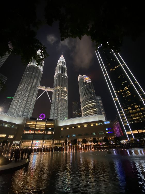 Tours Petronas, Kuala Lumpur, Malaisie, Eau, Nuit. Wallpaper in 1536x2048 Resolution