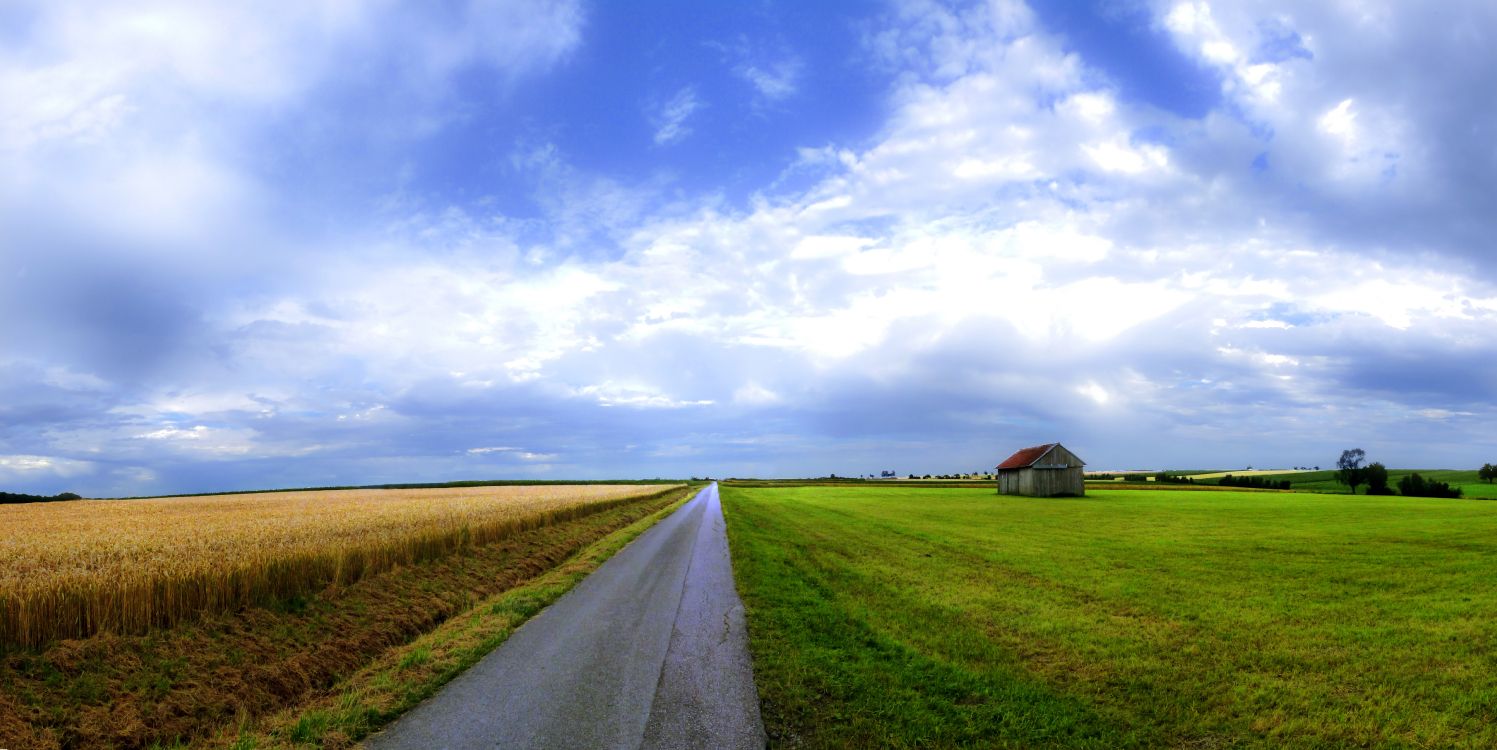 Braunes Holzhaus Auf Grüner Wiese Unter Weißen Wolken Und Blauem Himmel Tagsüber. Wallpaper in 6613x3313 Resolution