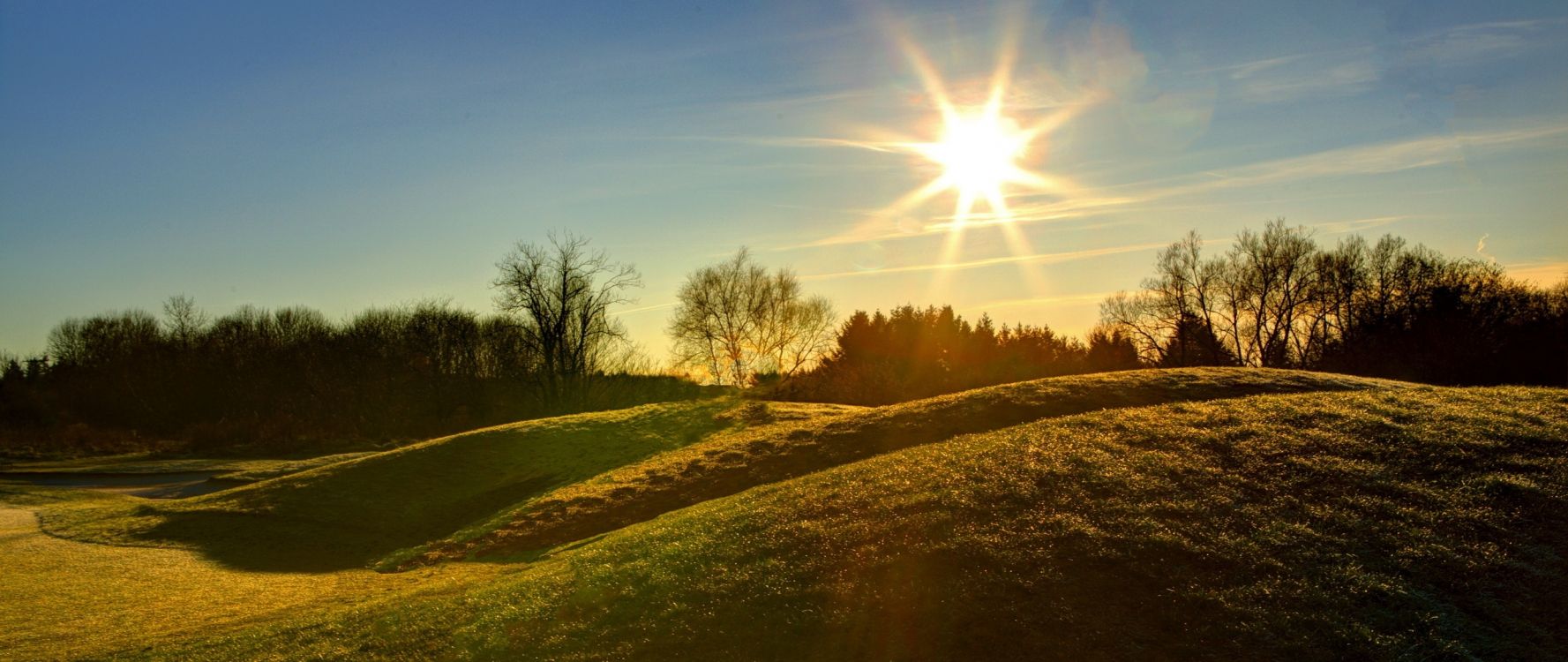 Champ D'herbe Verte Sous Ciel Bleu Pendant la Journée. Wallpaper in 2560x1080 Resolution