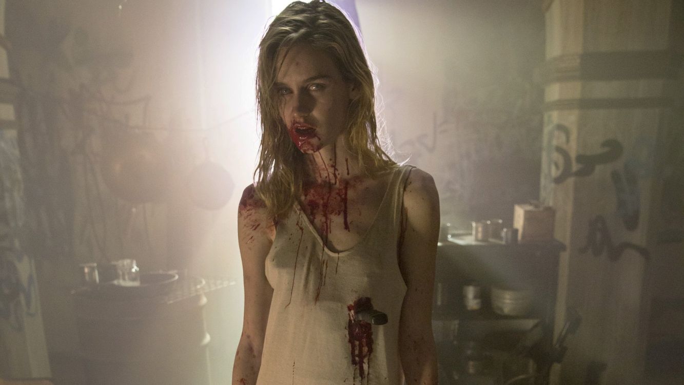 Mujer en Camiseta Blanca Sin Mangas. Wallpaper in 2400x1350 Resolution