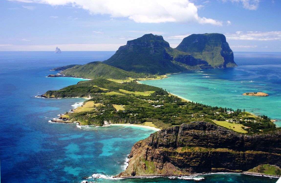 Grüner Und Brauner Berg Neben Blauem Meer Unter Blauem Himmel Tagsüber. Wallpaper in 3024x1972 Resolution