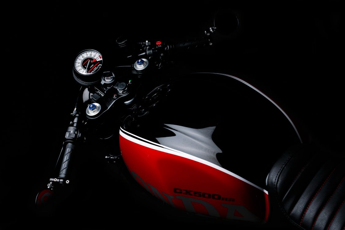 Moto Honda Rouge et Noire. Wallpaper in 6000x4000 Resolution