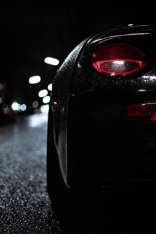 Schwarzes Auto Auf Der Straße Während Der Nachtzeit. Wallpaper in 4000x6000 Resolution