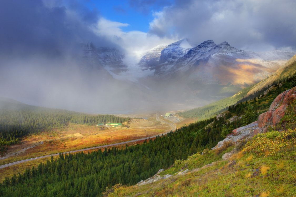 Grünes Und Braunes Grasfeld in Der Nähe Des Berges Unter Weißen Wolken Und Blauem Himmel Tagsüber. Wallpaper in 3000x2000 Resolution
