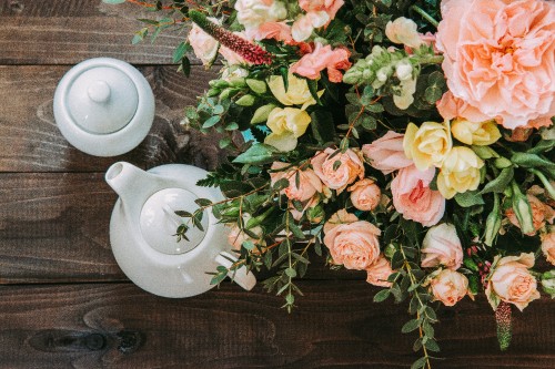 Image pink and yellow roses on brown wooden table