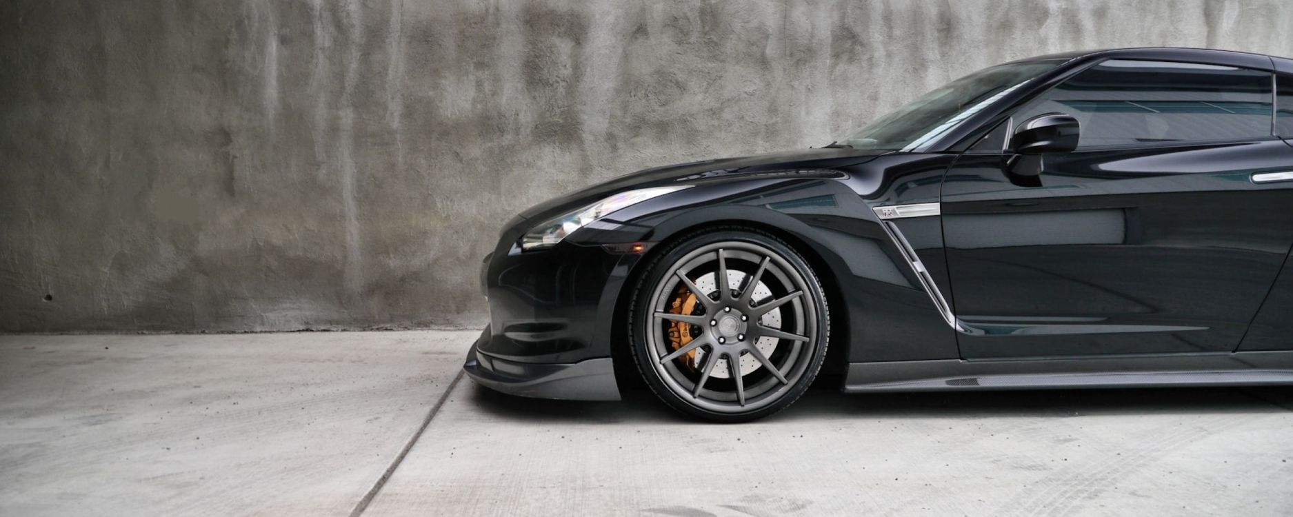 Schwarzer Ferrari 458 Italia Auf Grauer Betonstraße. Wallpaper in 2560x1024 Resolution