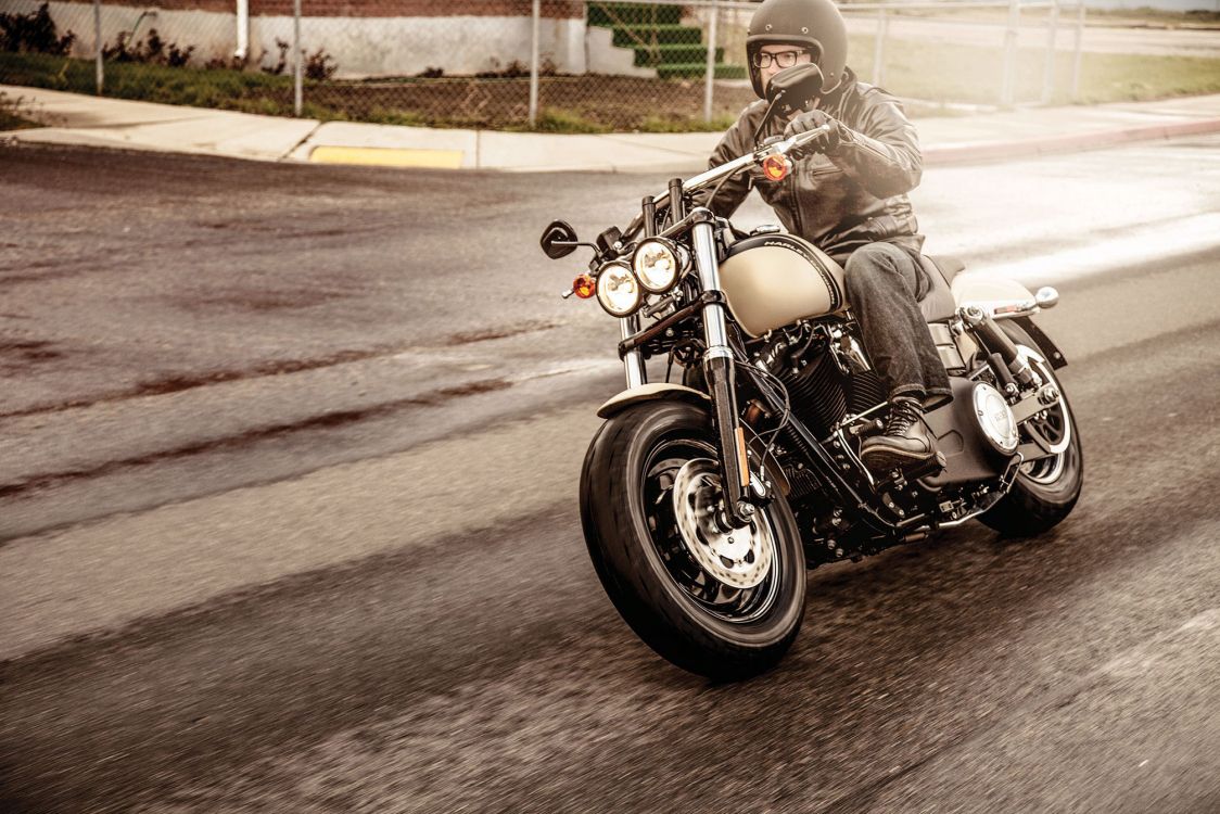 Hombre de Chaqueta Negra Montando en Motocicleta Cruiser Negra. Wallpaper in 2014x1343 Resolution