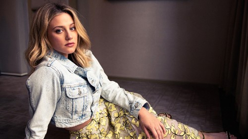 Image Lili Reinhart, hustlers, Betty Cooper, joint, shoulder