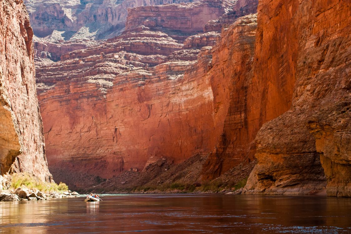 Brauner Felsiger Berg Neben Gewässer Tagsüber During. Wallpaper in 3000x2000 Resolution