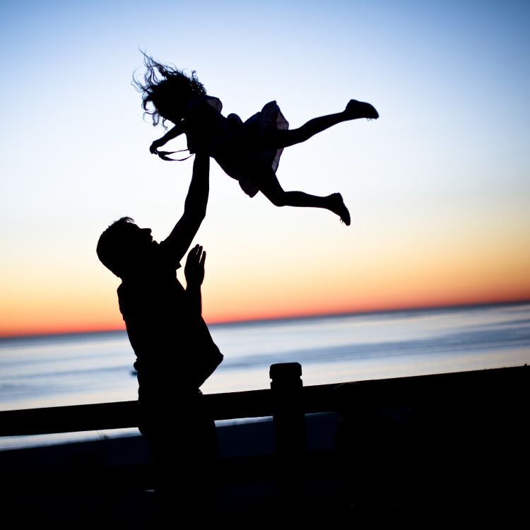 爸爸, 女儿, 家庭, 人们在自然界, 跳跃 壁纸 3647x3647 允许