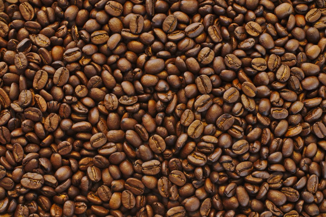 Braune Kaffeebohnen Auf Schwarzer Oberfläche. Wallpaper in 5143x3429 Resolution