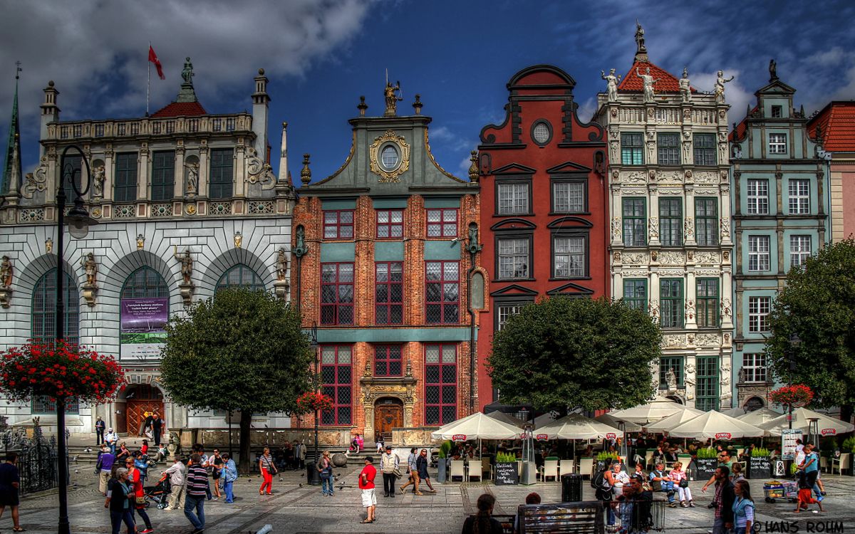 Leute, Die Nachts Auf Der Straße in Der Nähe Eines Braunen Betongebäudes Gehen. Wallpaper in 2560x1600 Resolution