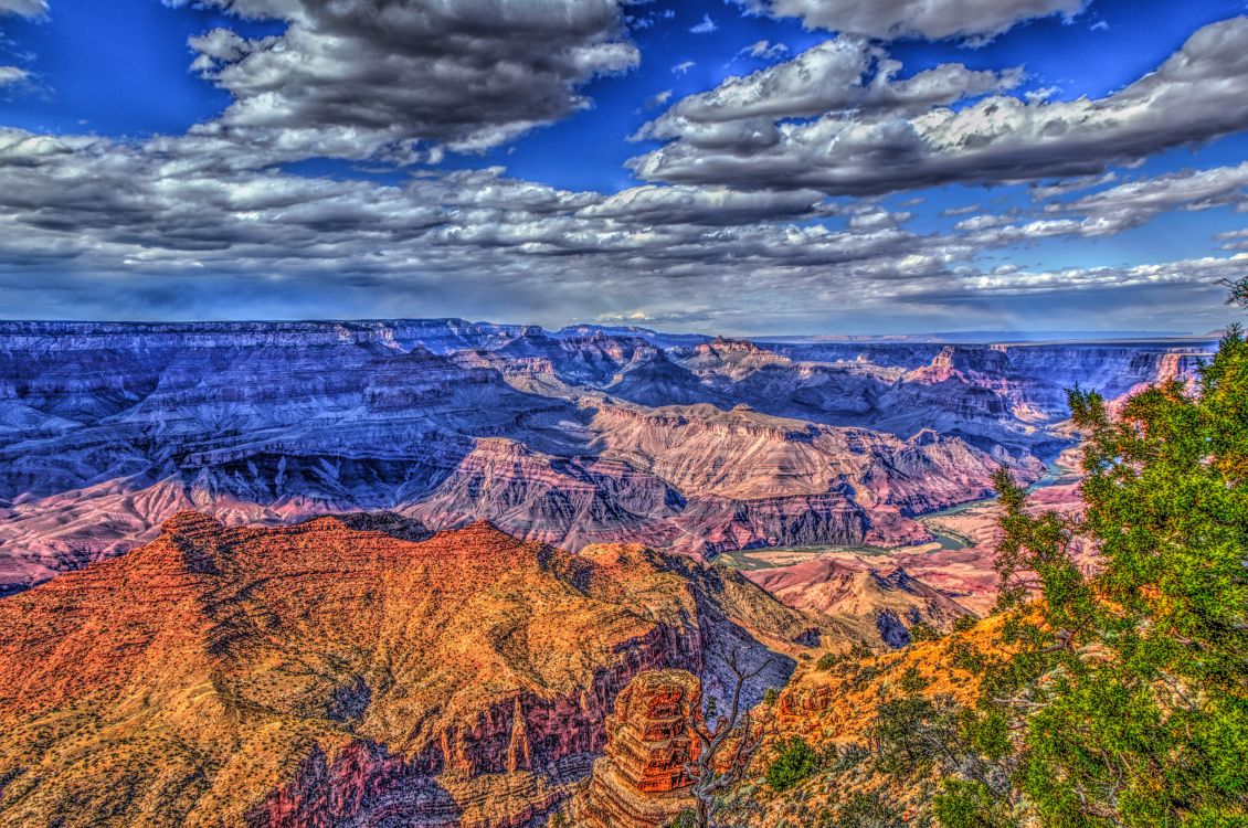 Montañas Marrones y Verdes Bajo un Cielo Azul Durante el Día. Wallpaper in 3014x2000 Resolution