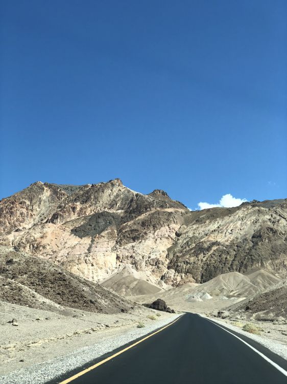 USA, Nevada, Death Valley, Death Valley National Park, Bergigen Landschaftsformen. Wallpaper in 1536x2048 Resolution