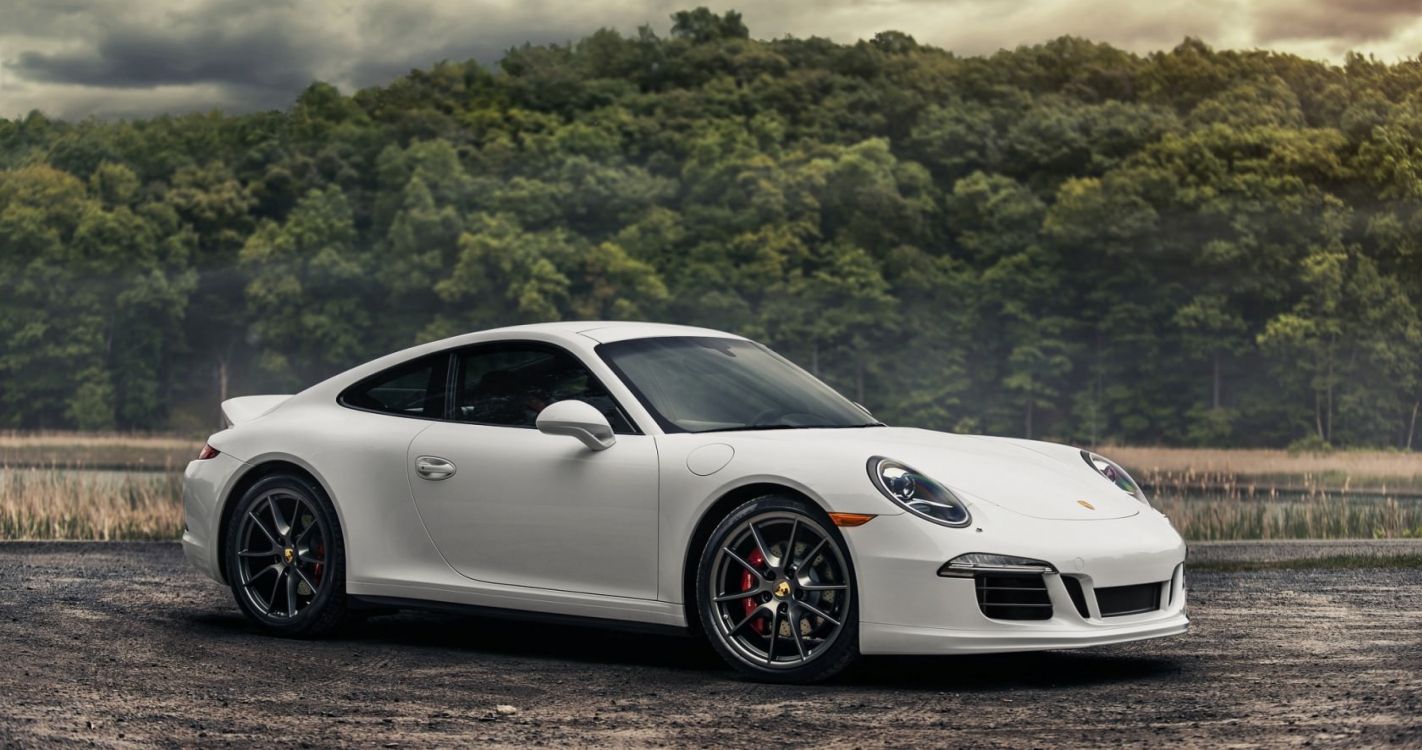 Porsche 911 Blanco Sobre la Carretera de Asfalto Negro Durante el Día. Wallpaper in 4096x2160 Resolution