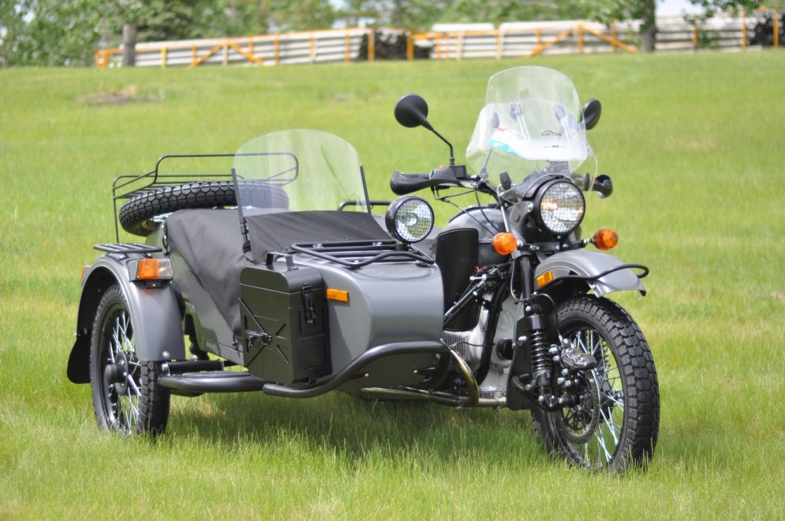 Black and Silver Cruiser Motorcycle on Green Grass Field During Daytime. Wallpaper in 1920x1275 Resolution