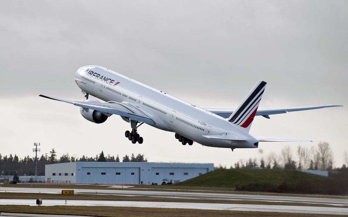 Avion de Ligne Blanc et Rouge à L'aéroport Pendant la Journée. Wallpaper in 2880x1800 Resolution