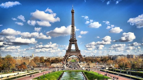 Image eiffel tower under blue sky and white clouds during daytime