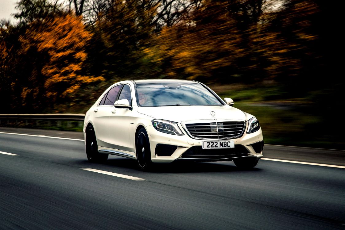 Mercedes Benz Sedán Blanco en la Carretera Durante el Día. Wallpaper in 4260x2841 Resolution
