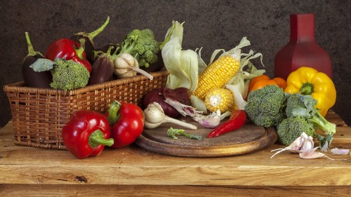 Image yellow corn red bell pepper and green vegetable on brown wooden chopping board