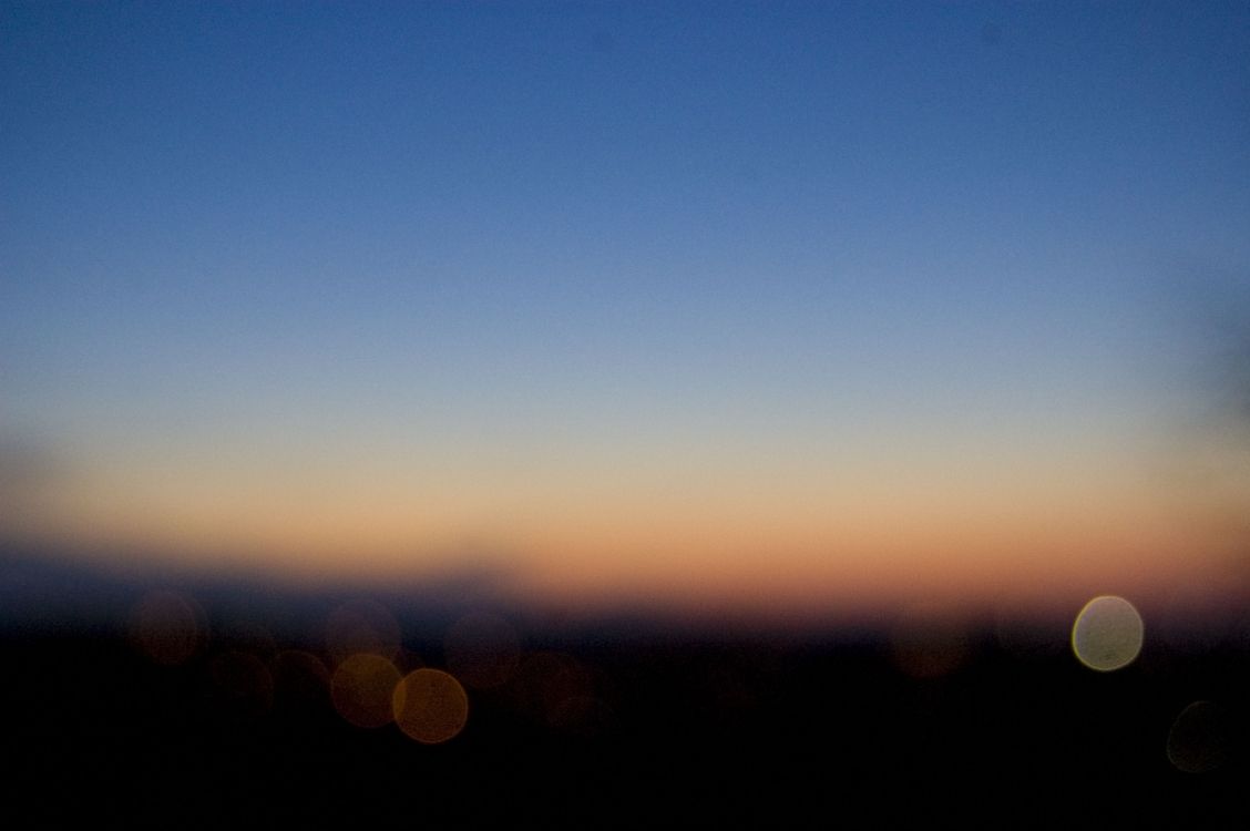 Blaue Und Weiße Bokeh-Lichter. Wallpaper in 3008x2000 Resolution