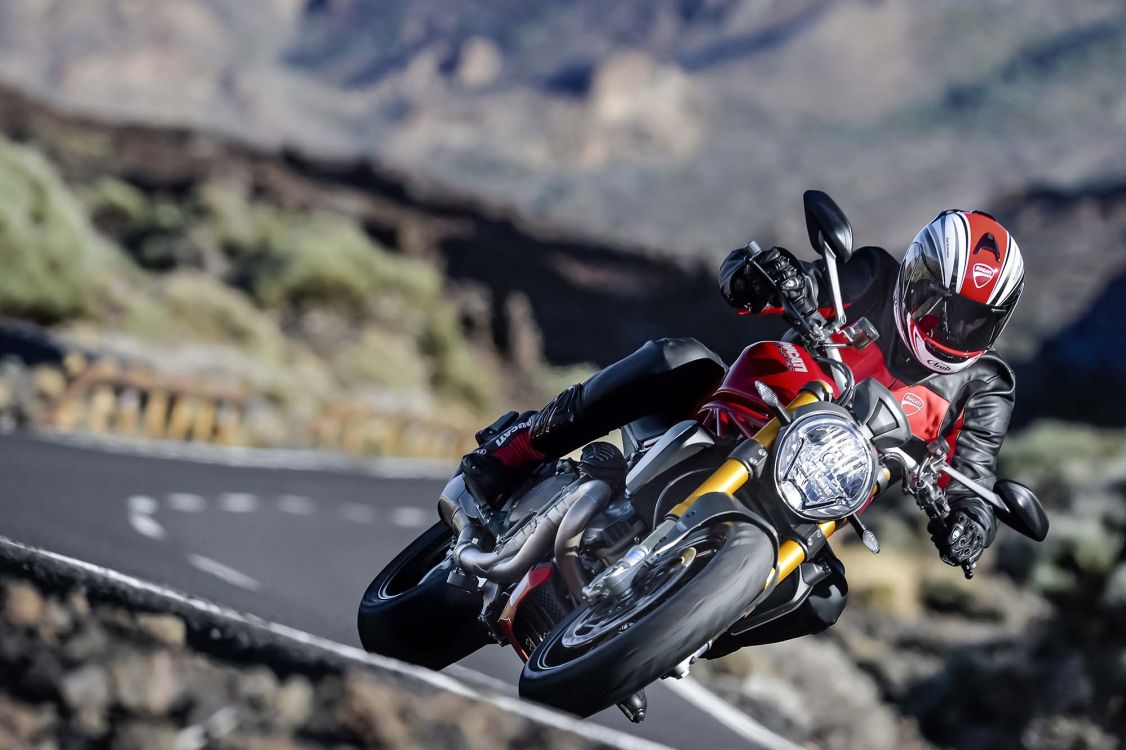 Bicicleta Deportiva Negra y Roja en la Carretera Durante el Día.. Wallpaper in 2000x1331 Resolution