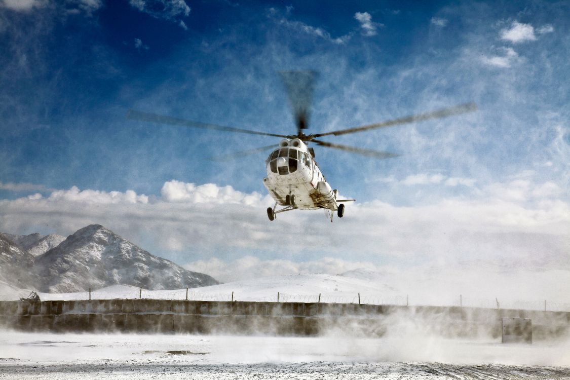 Helicóptero Blanco y Negro Sobrevolando Montañas Cubiertas de Nieve Durante el Día. Wallpaper in 5616x3744 Resolution