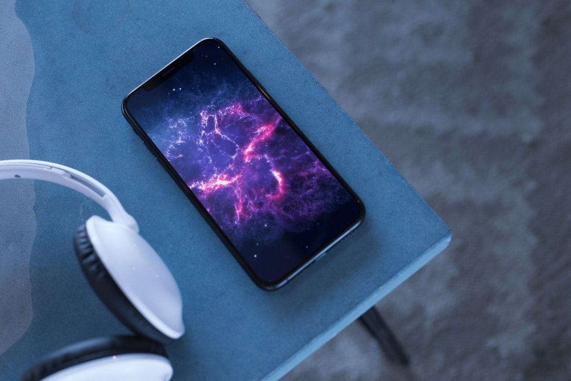 Schwarzes Iphone 4 Auf Blauem Textil. Wallpaper in 1920x1280 Resolution