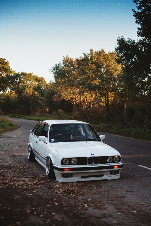 Bmw m 3 Blanc Sur Route Pendant la Journée. Wallpaper in 2796x4194 Resolution