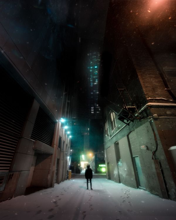 Personne Marchant Dans la Rue Pendant la Nuit. Wallpaper in 4544x5679 Resolution