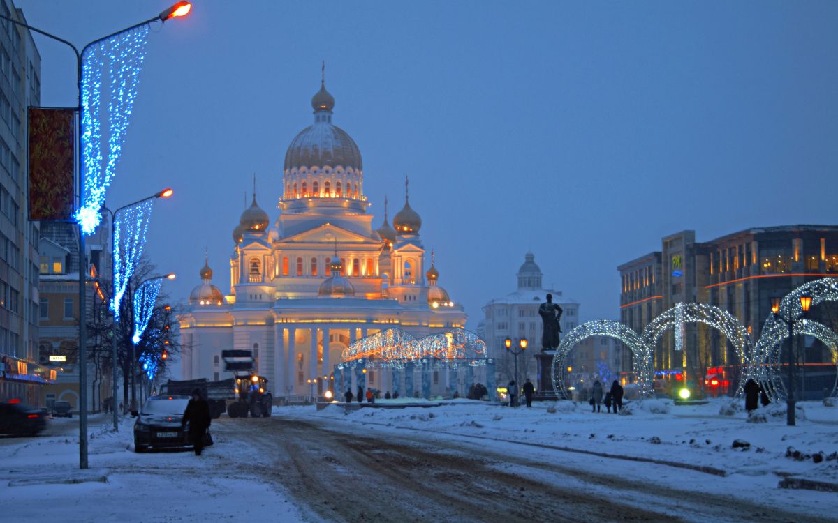 Menschen, Die Tagsüber Auf Schneebedecktem Boden in Der Nähe Von Weißen Und Braunen Betongebäuden Gehen. Wallpaper in 2880x1800 Resolution