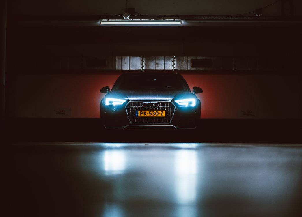 Voiture Jaune et Noire Dans un Tunnel. Wallpaper in 7402x5304 Resolution