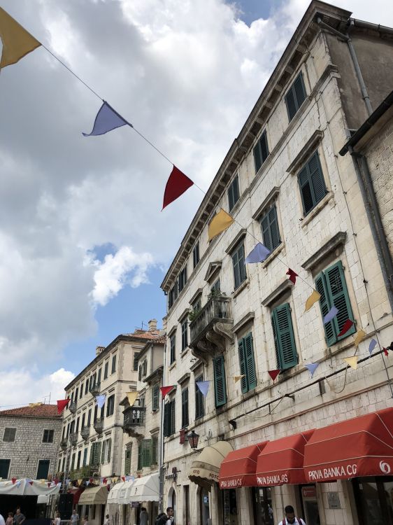 Hauptplatz Der Stadt, Road, Fenster, Stadt, Nachbarschaft. Wallpaper in 1536x2048 Resolution