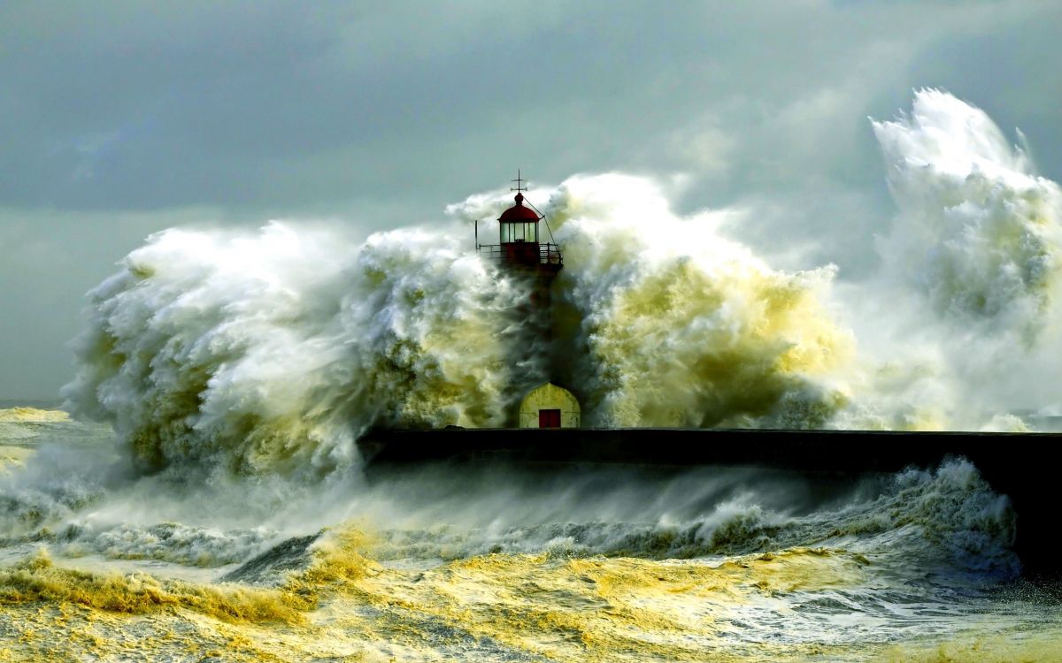 Phare Blanc et Rouge au Sommet de la Colline. Wallpaper in 2560x1600 Resolution