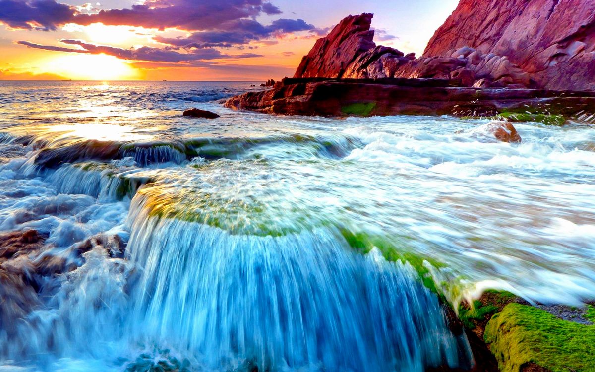 Formación de Roca Marrón en el Cuerpo de Agua Durante el Día.. Wallpaper in 2960x1850 Resolution