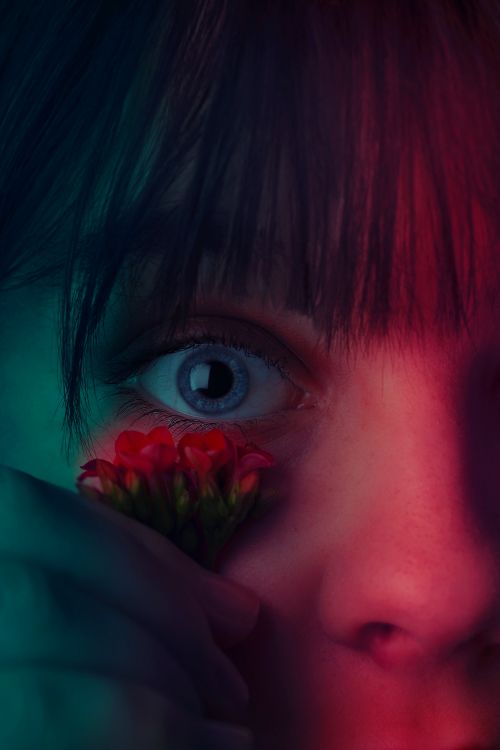 Mädchen Mit Roter Blume im Gesicht. Wallpaper in 4000x6000 Resolution