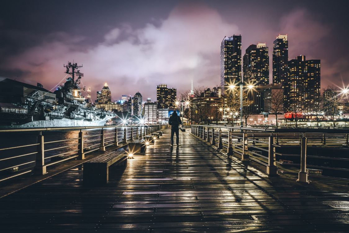 Personnes Marchant Sur un Quai en Bois Pendant la Nuit. Wallpaper in 2048x1366 Resolution