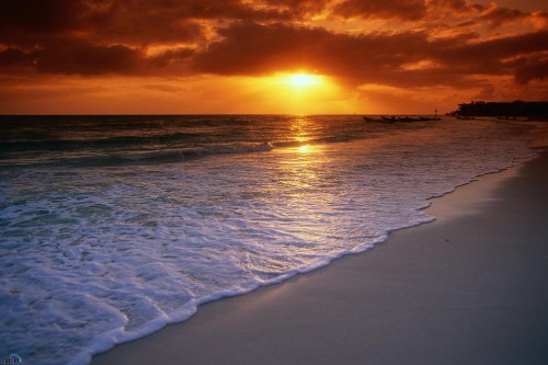 Image sea waves crashing on shore during sunset